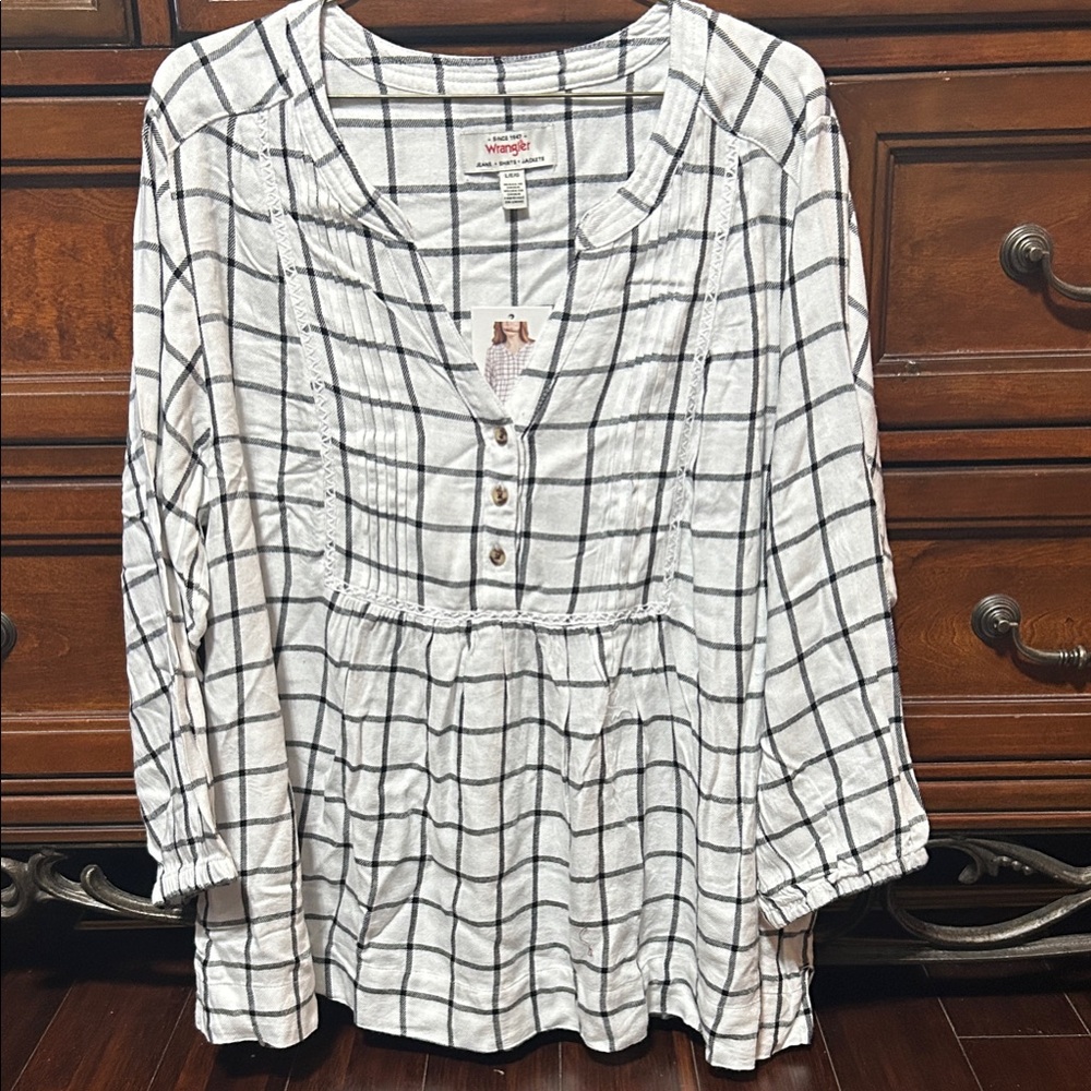 Wrangler White and Black Plaid Blouse. Size L - NWT